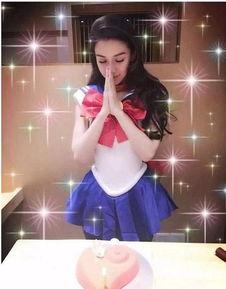 cos展眼镜哥上手npc吃瓜视频,cos展现场吃瓜趣事大揭秘