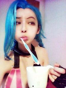 cos展眼镜哥上手npc吃瓜视频,cos展现场吃瓜趣事大揭秘