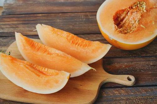 7个月宝宝吃蜜瓜视频,萌态十足视频曝光