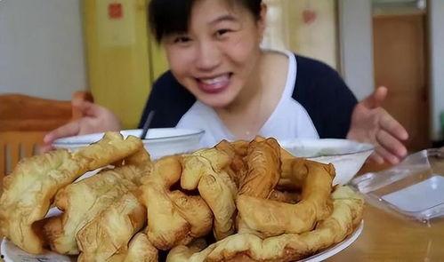 刘大瓜吃卤翅膀视频,美味诱惑尽在眼前