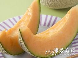 美女吃冰糖哈密瓜视频,美女品尝哈密瓜，冰糖增香美颜佳