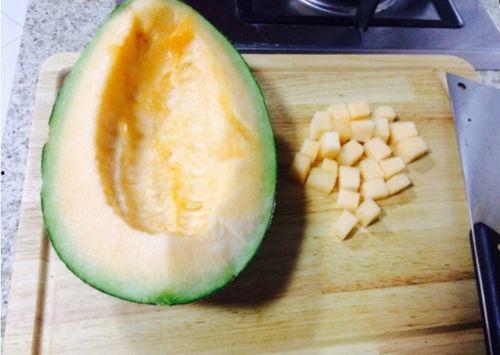 脆弱的哈密瓜怎么吃视频,脆弱果肉的美味解锁