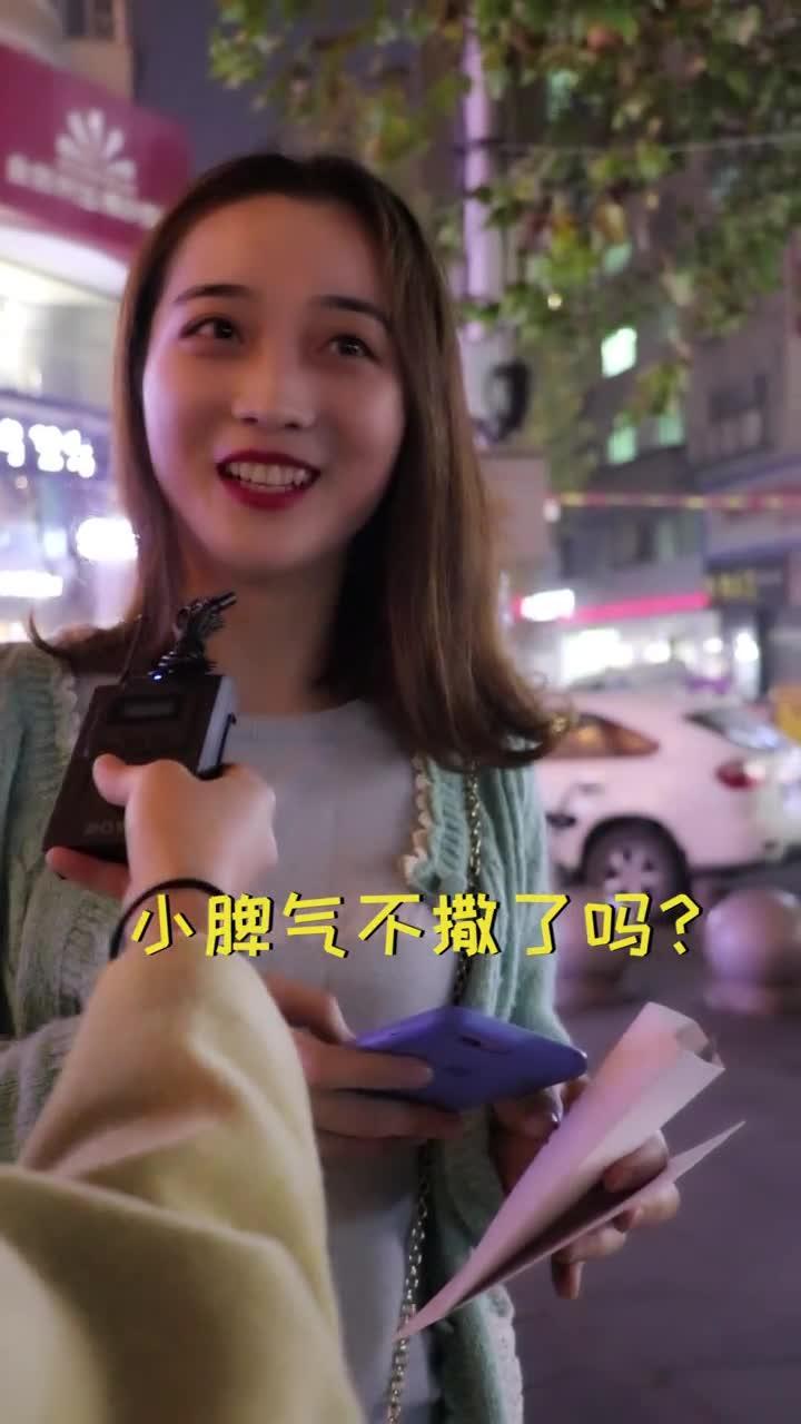 小姐姐吃刺角瓜视频,小姐姐挑战美味新食尚