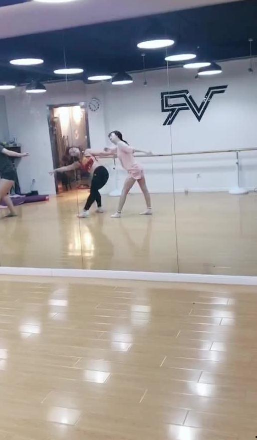 小孩子吃瓜跳舞视频素材,小萌娃吃瓜跳舞欢乐瞬间