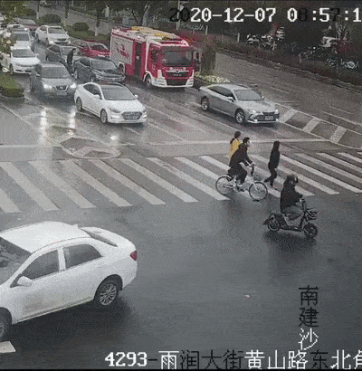 长春交警吃瓜群众事件视频,网络舆论下的执法争议